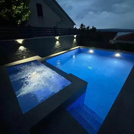 Blazevic, Heated Pool&jacuzzi דירה *