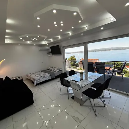 Blazevic, Heated Pool&jacuzzi Apartment