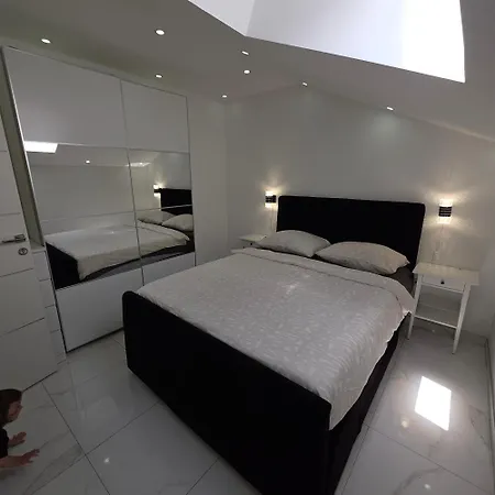 Blazevic, Heated Pool&jacuzzi Apartment *