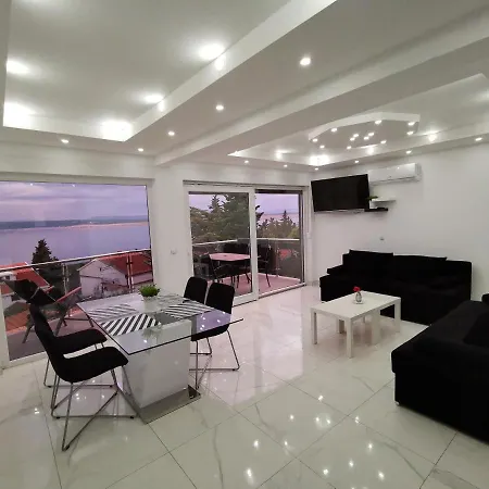 Blazevic, Heated Pool&jacuzzi דירה דראמליי